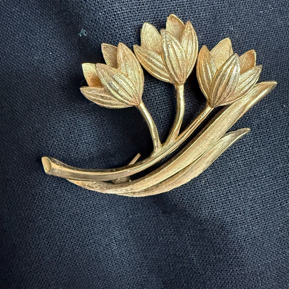Vintage Signed 1950’s Lisner Gold Floral Brooch